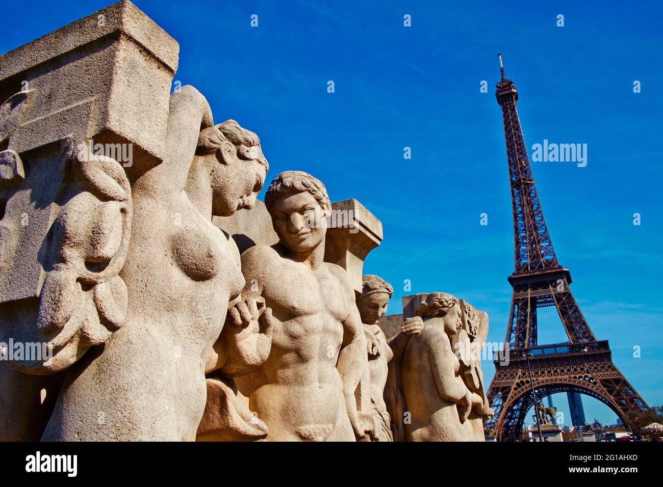 Francia, París, la Torre Eiffel y la estatua de Trocadeo Foto de stock