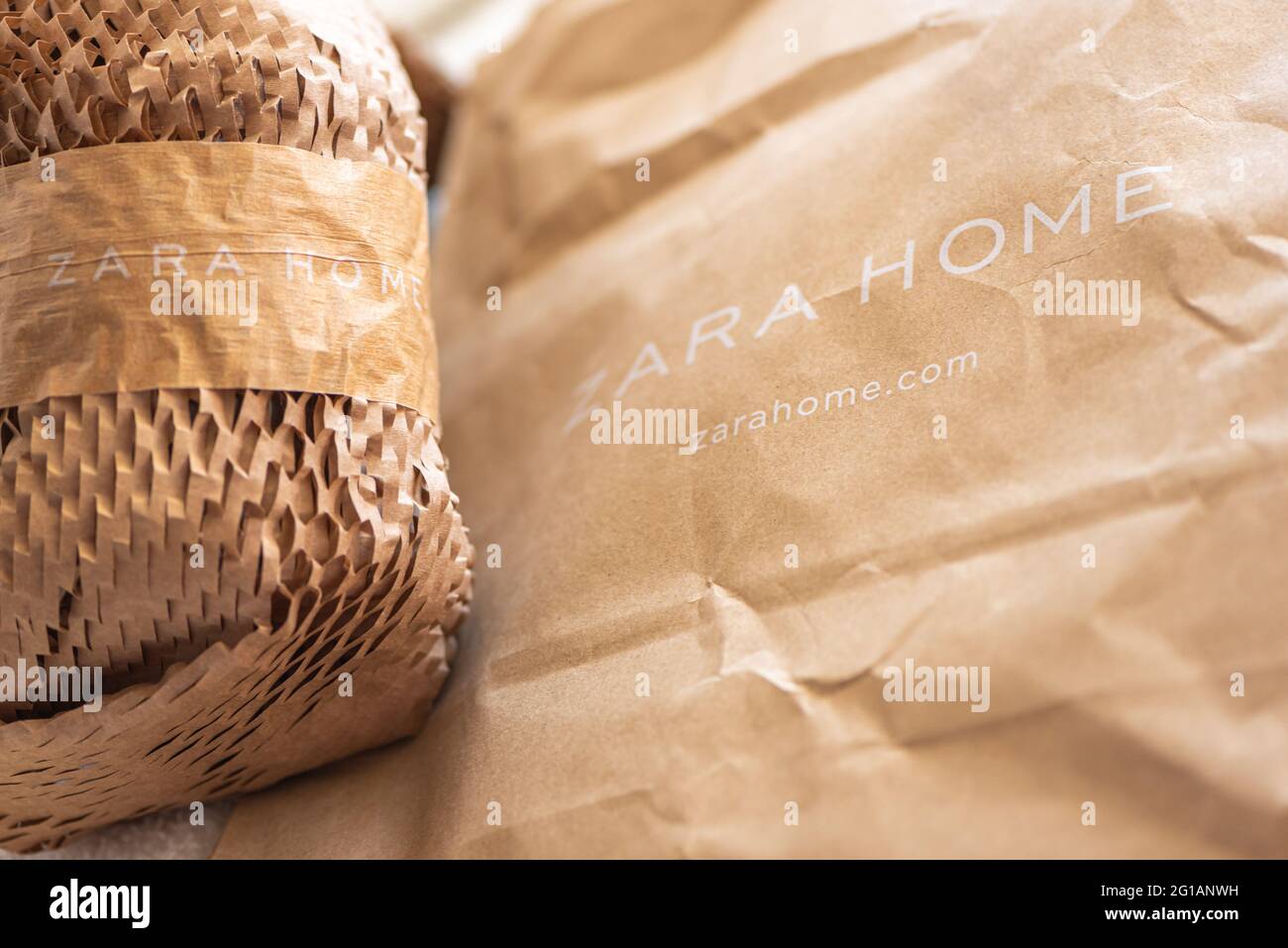 Papel de embalaje con nombre de marca Zara en la luz brillante Foto de stock