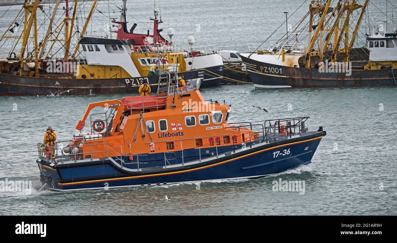 Penlee Lifeboat sale de Newlyn Harbor en un grito de llamada. Foto de stock