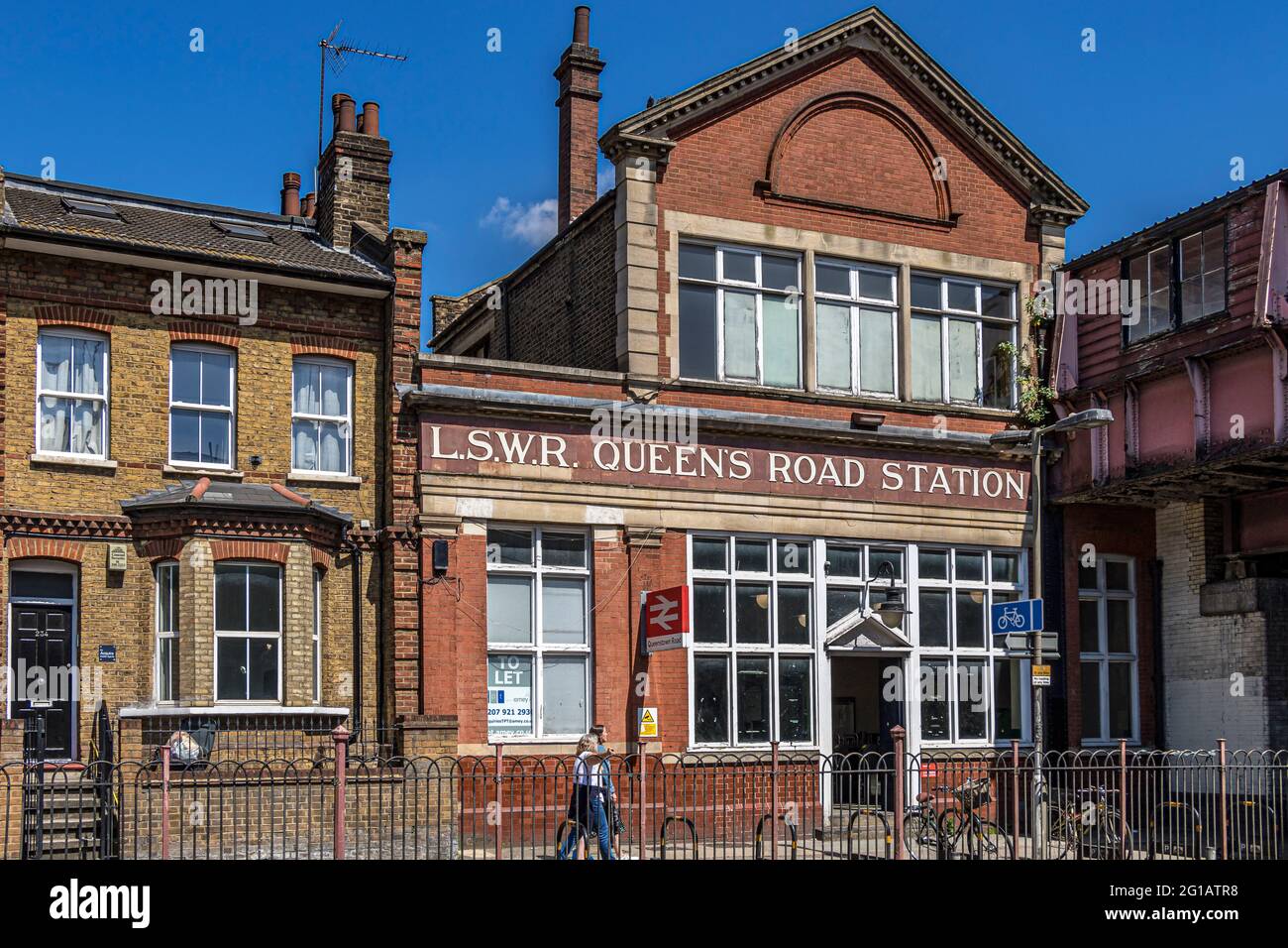 Queenstown Road, una estación de ferrocarril de la época victoriana en Battersea, abierta en 1877, la entrada todavía tiene el nombre original de Queens Road, Londres Foto de stock