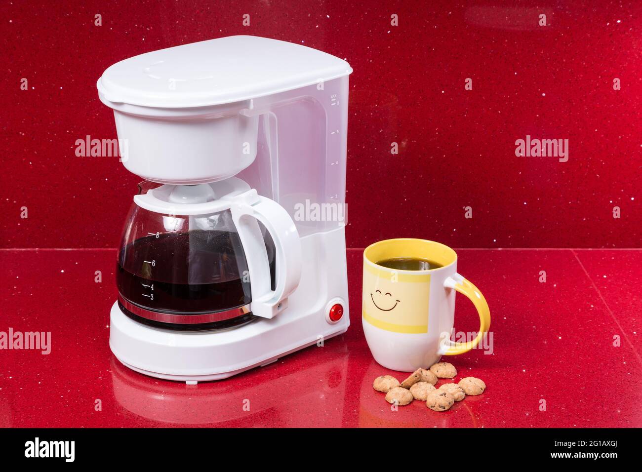 Cafetera blanca con taza; fondo rojo foto Fotografía de stock - Alamy