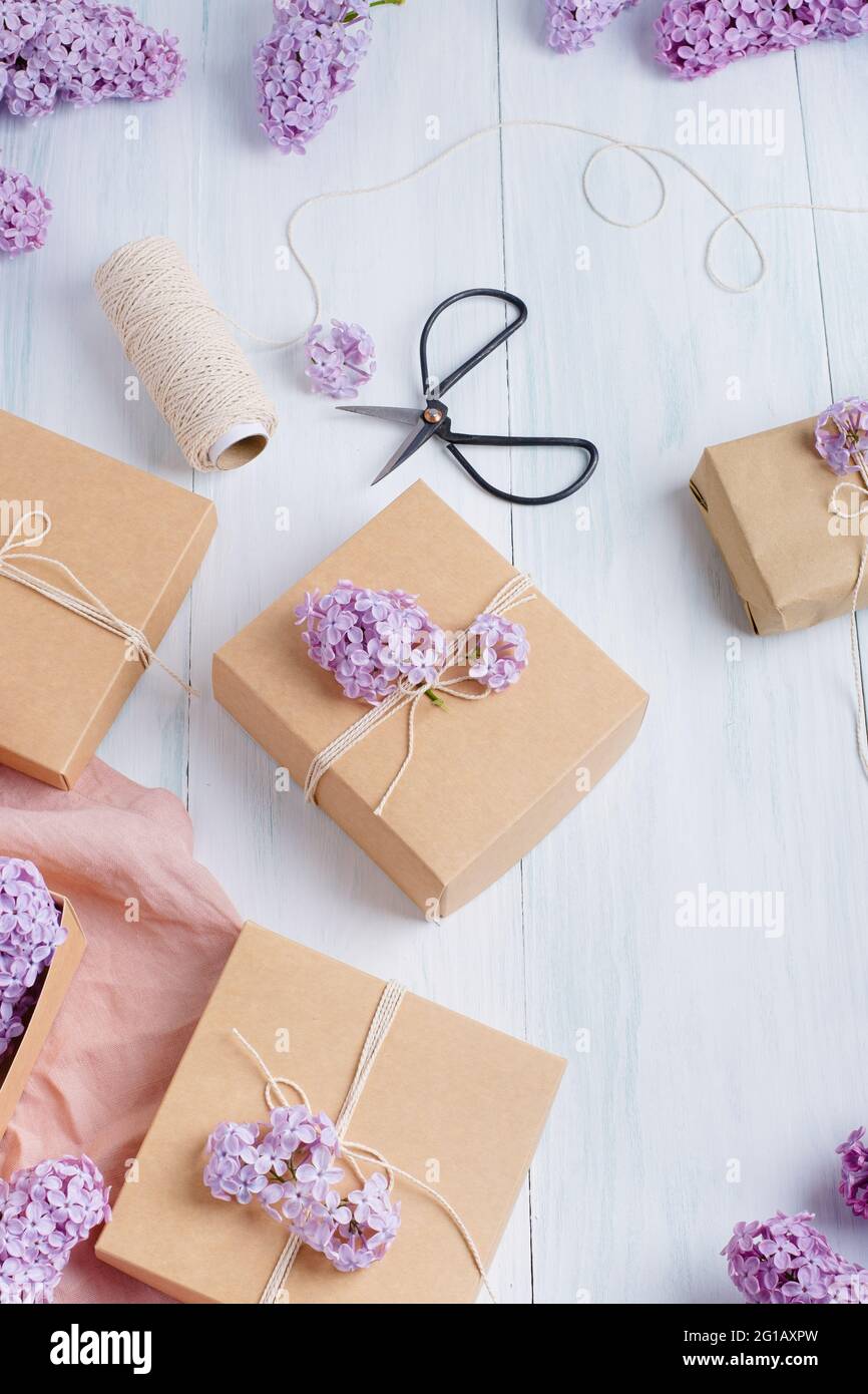 Eco-embalaje regalos con flores lilas. Paquete de regalo hecho a mano de  plástico sin residuos para cumpleaños, Semana Santa, San Valentín y día de  la mujer. Alta calidad Fotografía de stock -