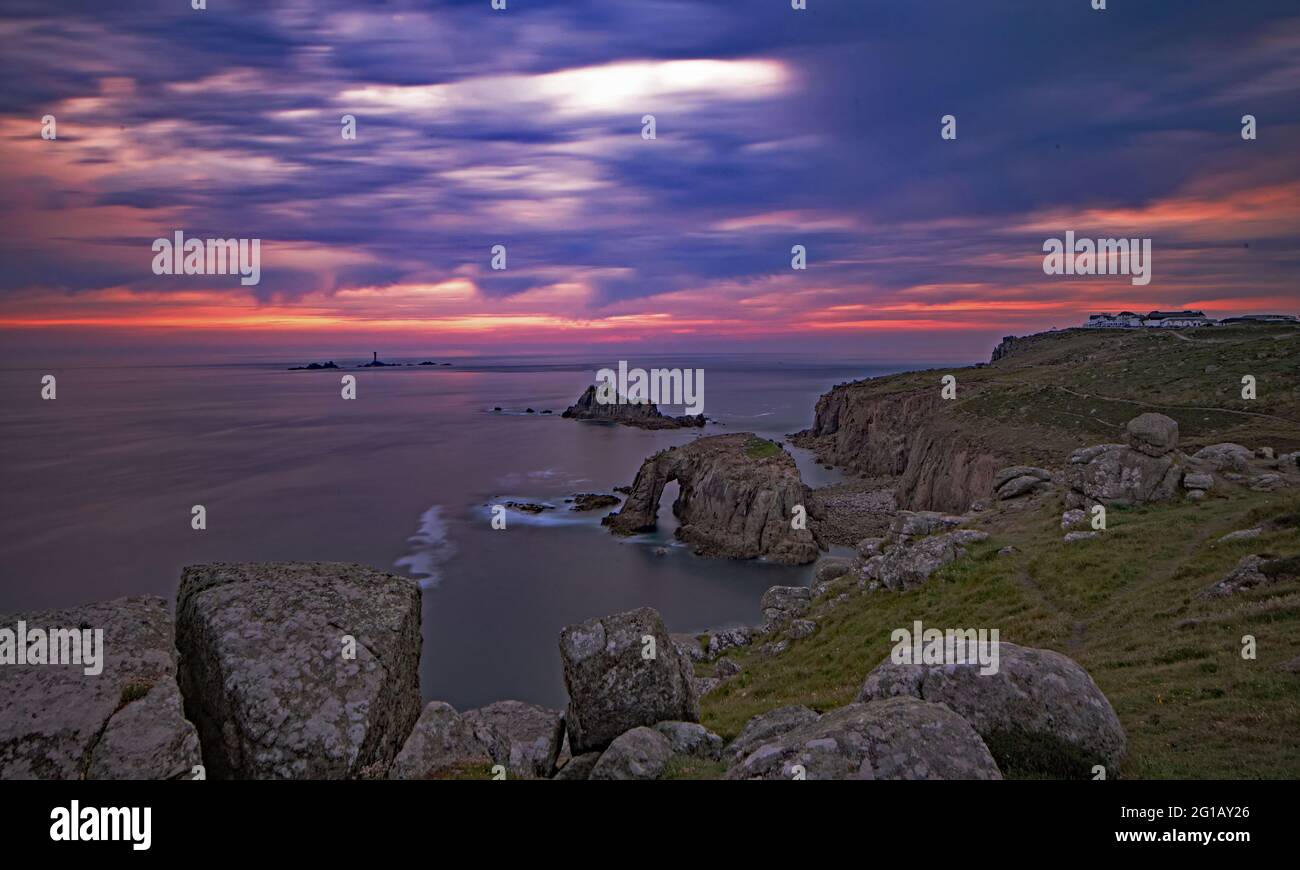 Impresionante Sunset Long Exposure imagen tomada en Lands' End Cornwall . Foto de stock