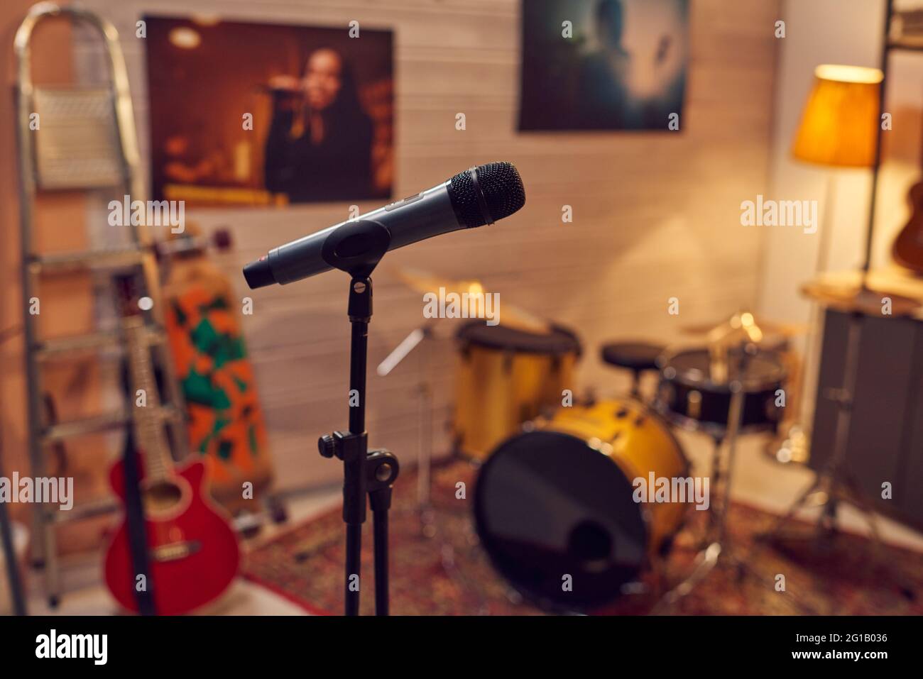 Micrófono entre instrumentos musicales en estudio de grabación de sonido Foto de stock