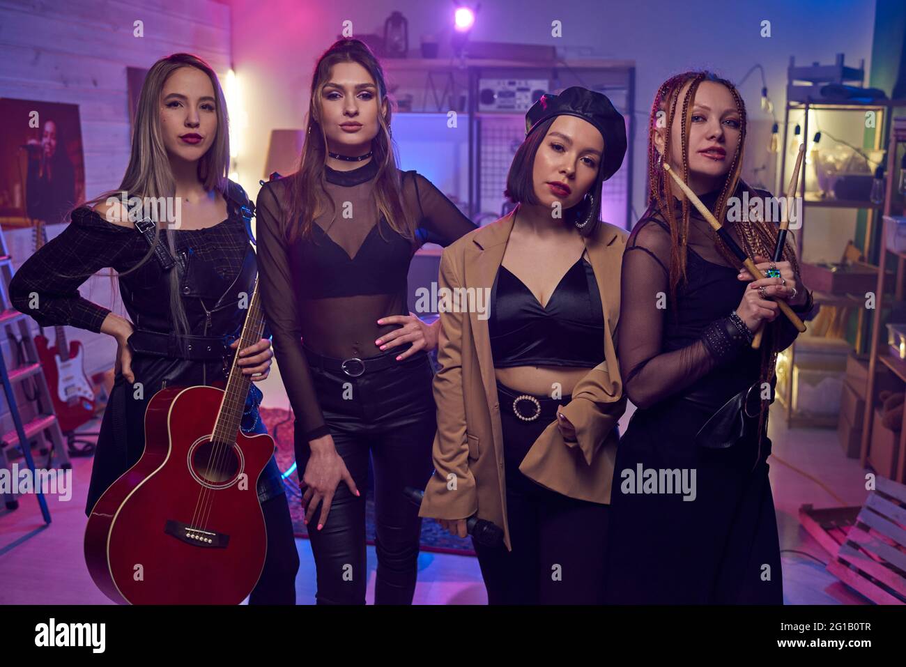 Fila de músicos contemporáneos de pie en el estudio de discos de sonido Foto de stock