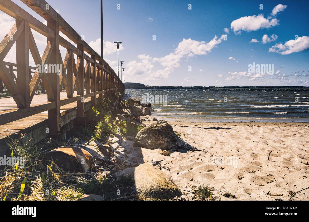 Bootssteg an einem schönen Sandstrand in Polen. Steg am Strand vom Zarnowitzer Ver en Polen an einem warmen Sommertag mit Blick auf die offene Ver. Foto de stock