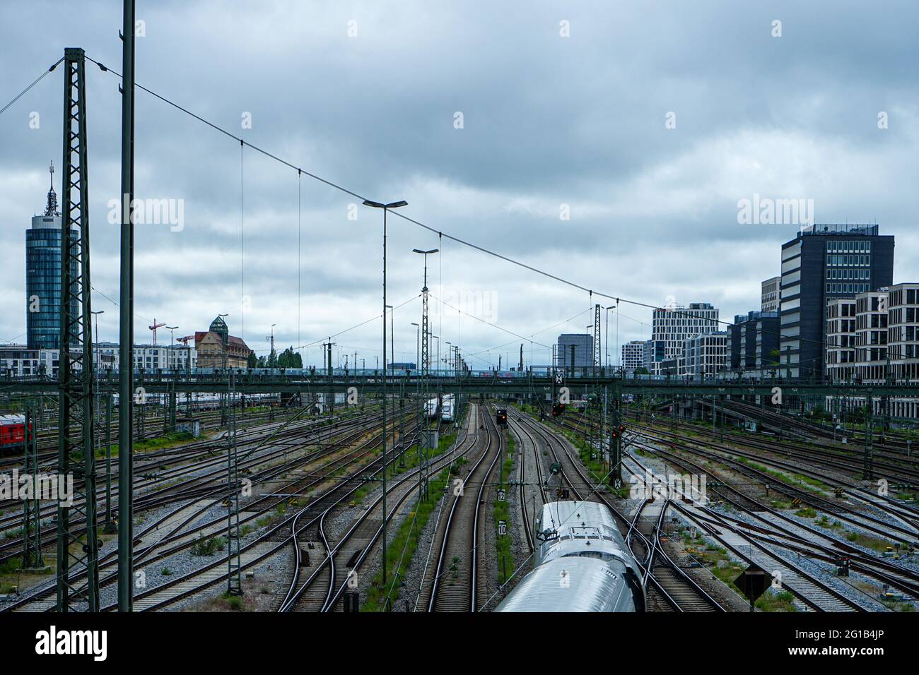 En la estación de tren suburbana de Haccurbrücke, cerca de la estación  principal de tren de Múnich. Junto a Haccurbrücke se encuentra la estación  central de autobuses (ZOB Fotografía de stock -