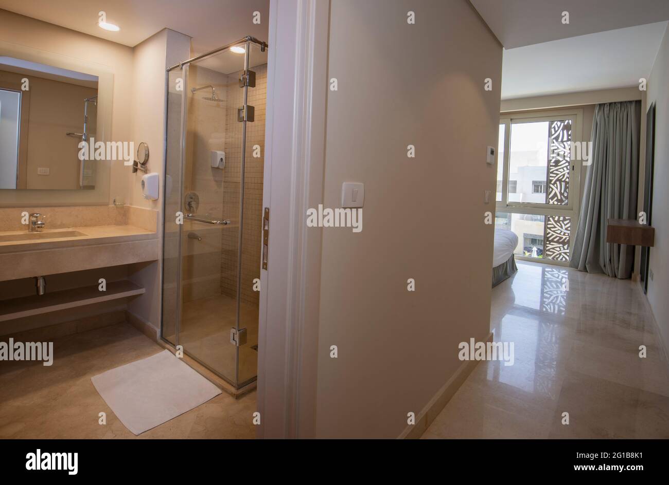 Decoración de diseño interior mobiliario de lujo mostrar dormitorio de casa  muebles y cama doble con baño privado Fotografía de stock - Alamy