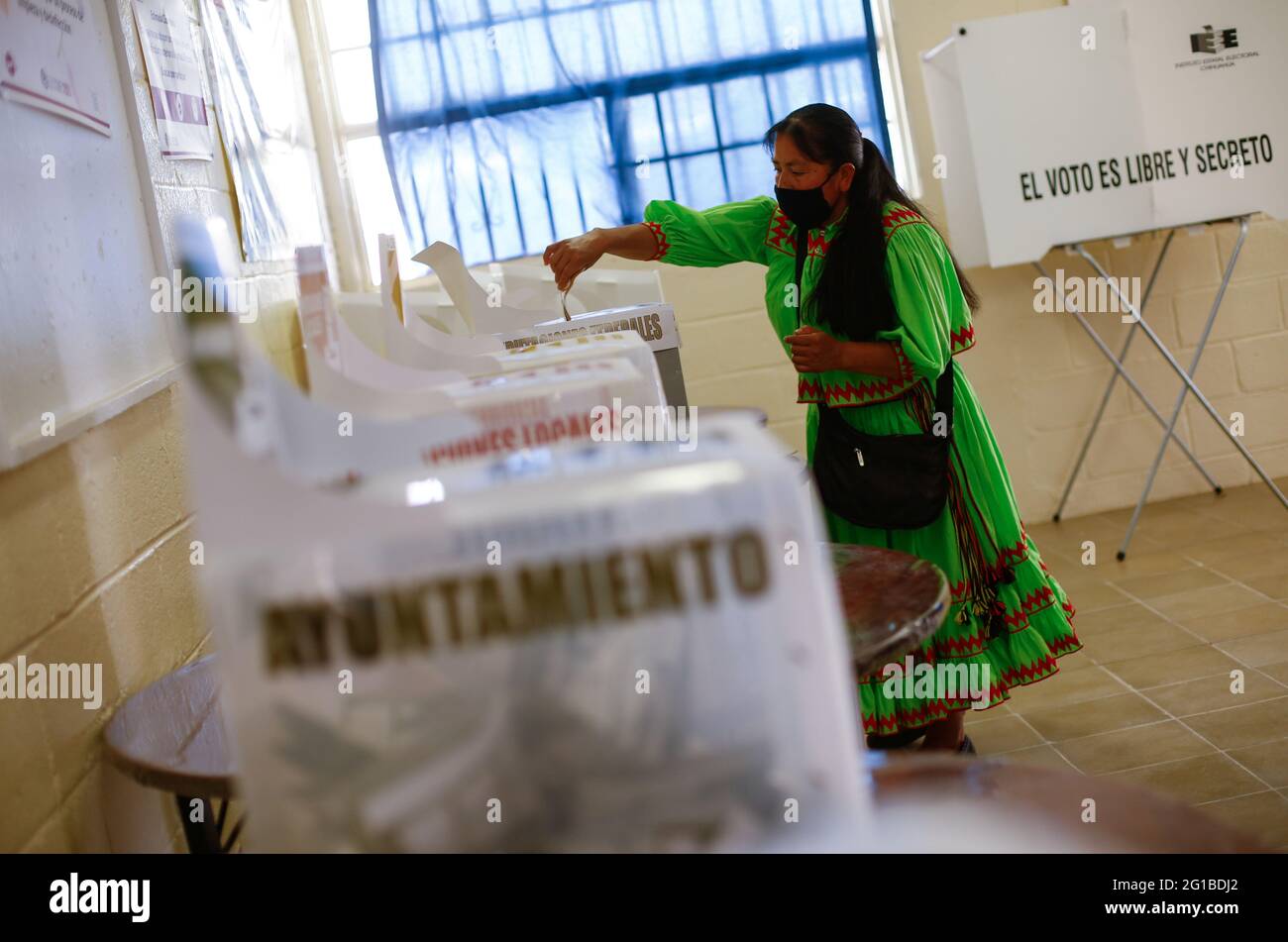 Una indígena Raramuri vota en una mesa electoral durante las elecciones de  mitad de período en Ciudad Juárez, México, el 6 de junio de 2021. REUTERS/José  Luis González Fotografía de stock - Alamy