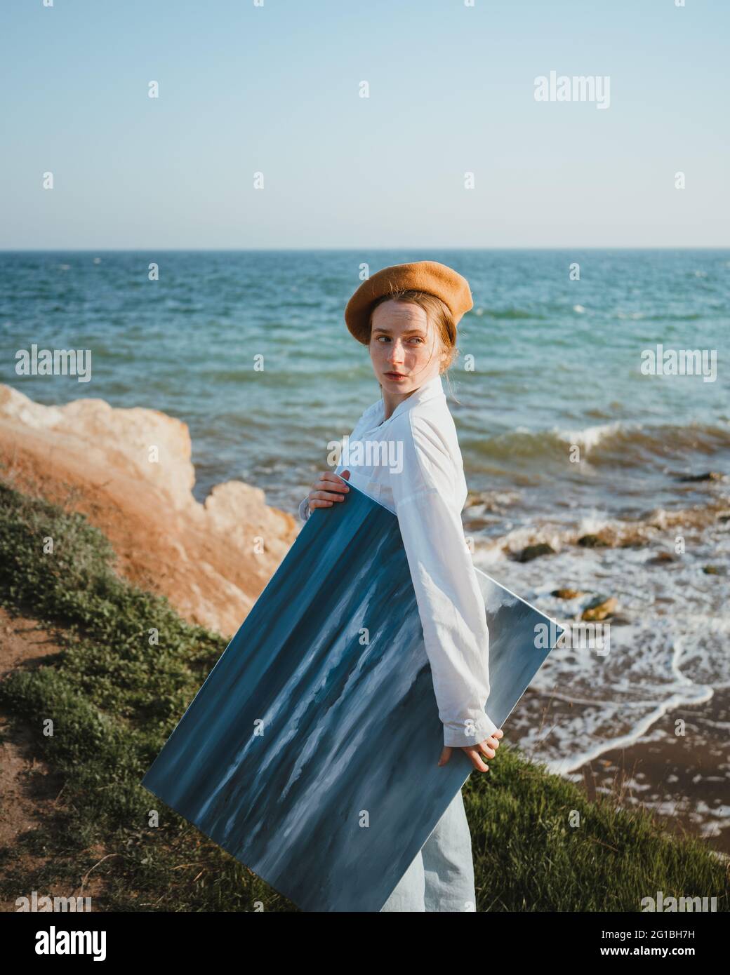 Niña con disfraz de artista pintor con pinceles y pintura, MR# Fotografía  de stock - Alamy