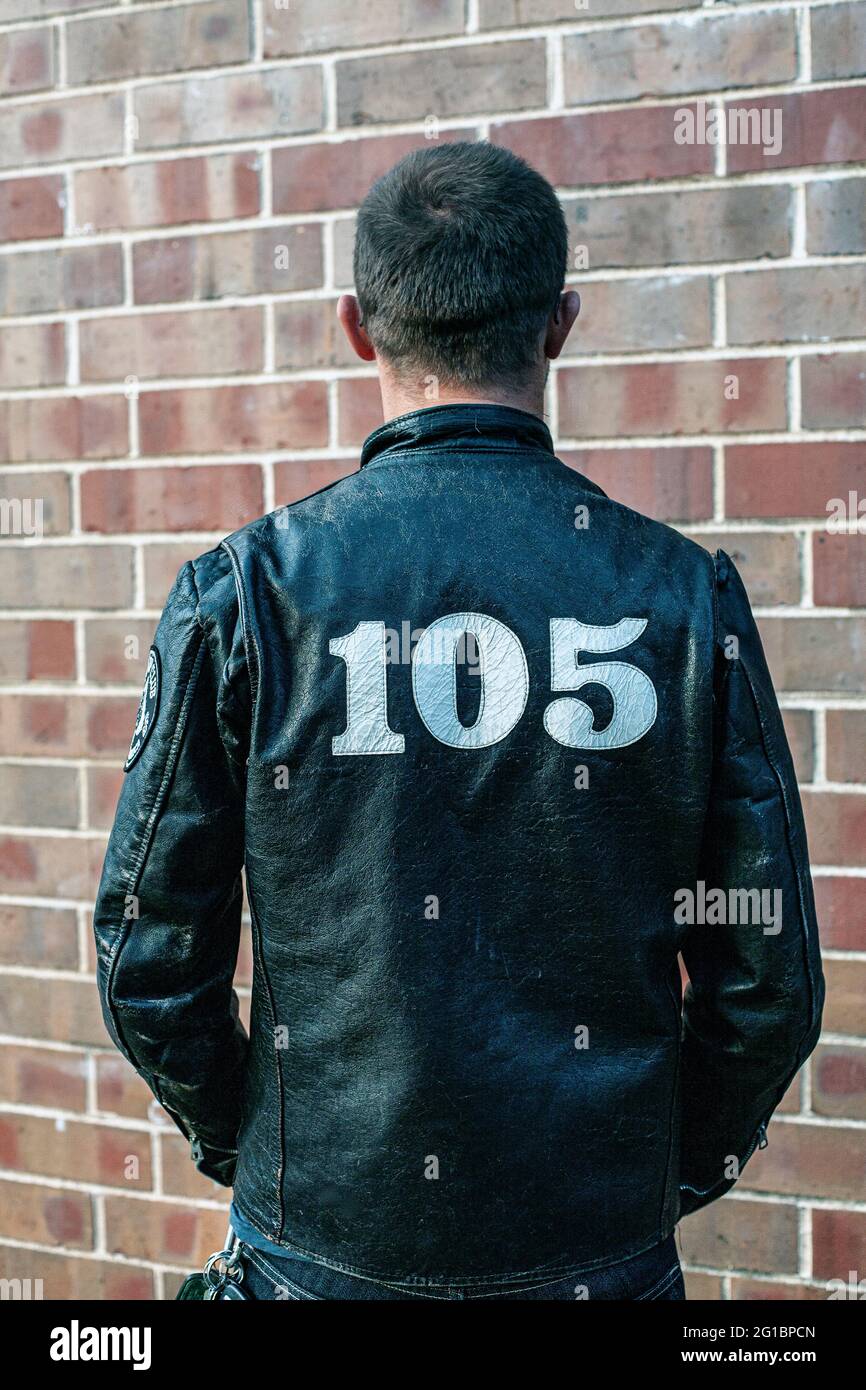 Hombre de biker con el número 105 pintado en chaqueta de cuero negro Chicago, IL, EE.UU Foto de stock
