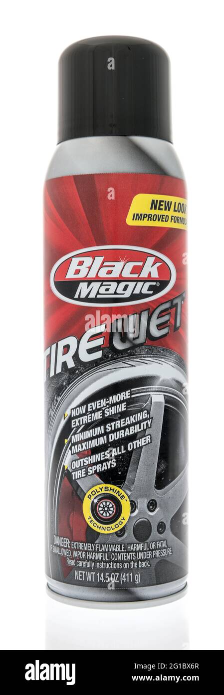 Winneconne, WI - 29 de mayo de 2021: Una botella de Black Magic neumático húmedo sobre un fondo aislado Foto de stock