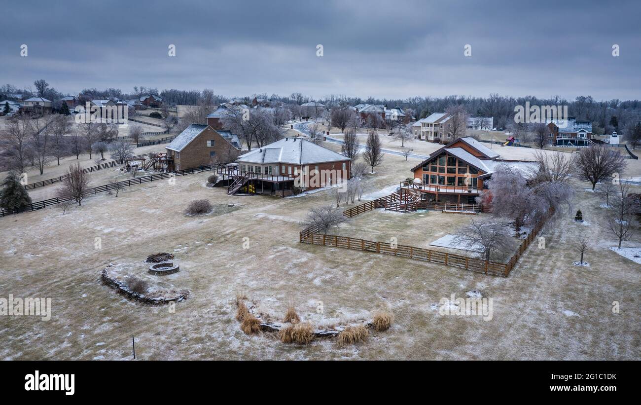Vista aérea de una subdivisión residencial en el centro de Kentucky después de la tormenta de hielo Foto de stock