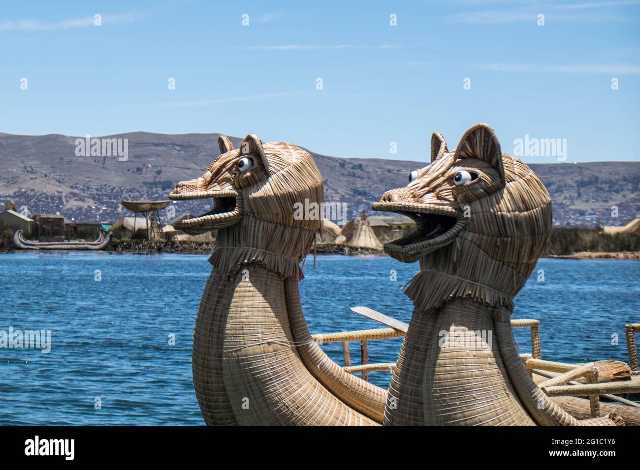 Figura Cabezales en el arco de un tradicional bote de caña de totora en el Lago Titicaca, Perú Foto de stock