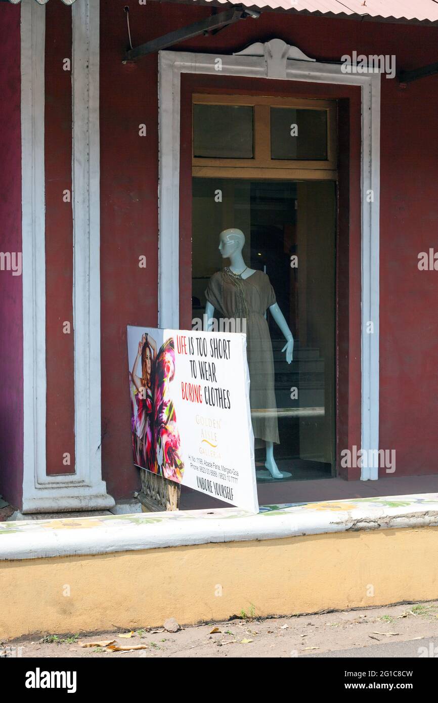 Maniquí en la ventana de la tienda de ropa con eslogan 'La vida es  demasiado corta para llevar ropa aburrida', Margao, Goa, India Fotografía  de stock - Alamy