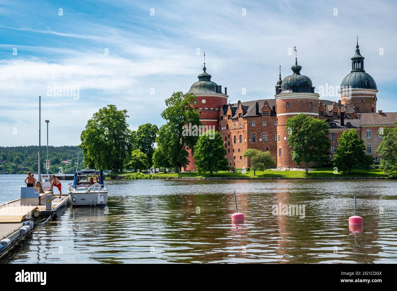 Soleado día de verano en el Lago Mälaren el 6th 2021 de junio en el idílico pueblo Mariefred en el Día Nacional de Suecia. Gripsholm Castillo en el fondo. Foto de stock