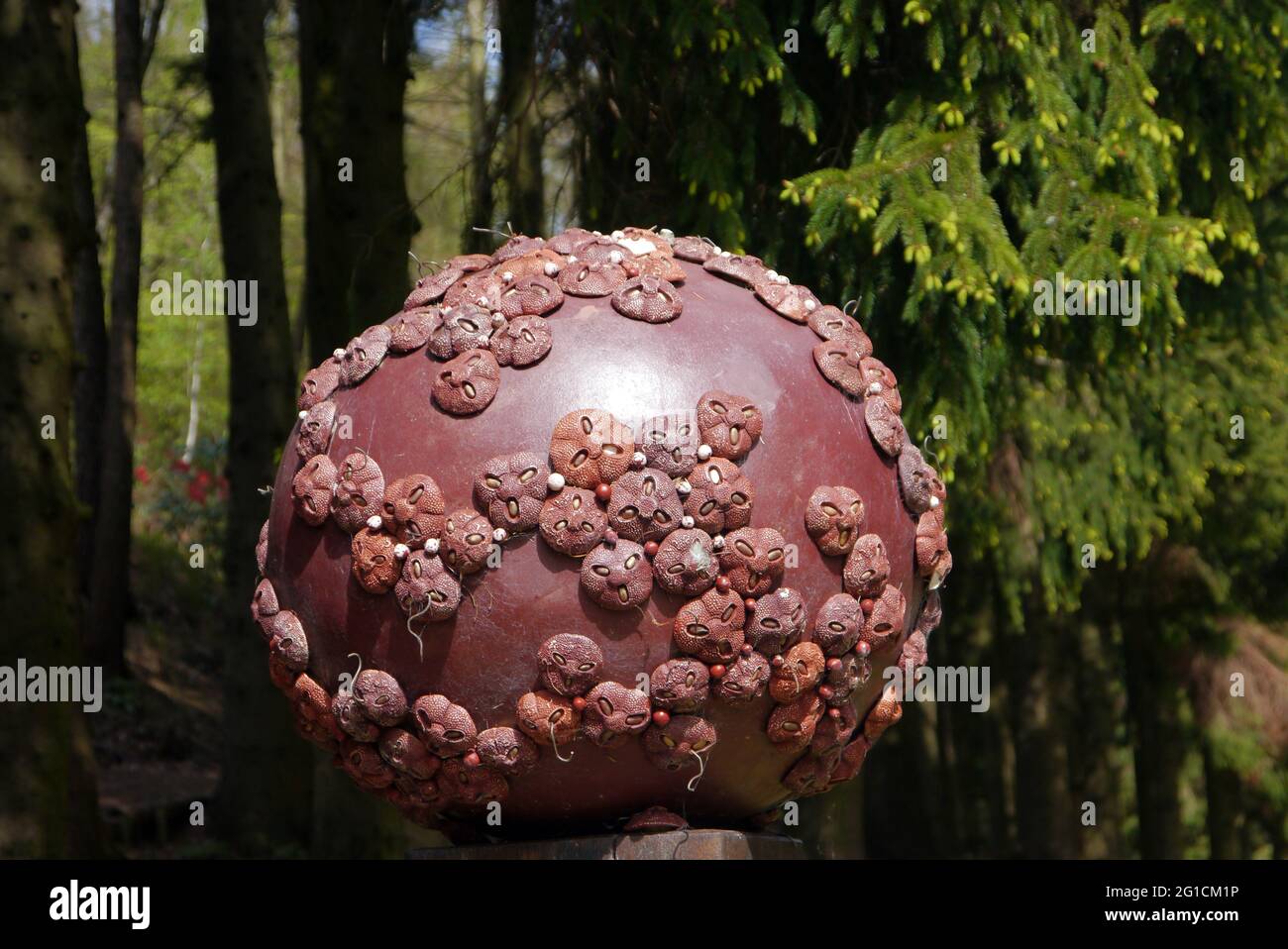 Bolas con Polen de Clay Gigante Grenes 'Rhodi Torana' en exhibición en el Jardín del Himalaya y Parque de Esculturas, Grewelthorpe, Ripon, North Yorkshire Foto de stock