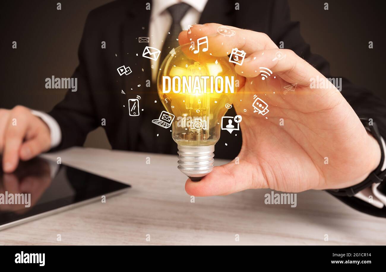 Hombre de negocios con un foco ligero, concepto de medios sociales Foto de stock