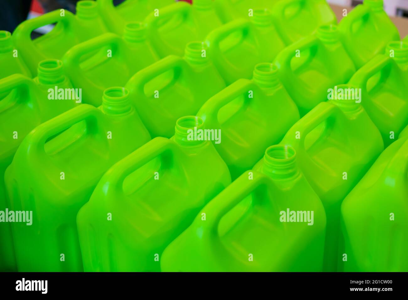 Muchos bidones de plástico verde vacíos Fotografía de stock - Alamy