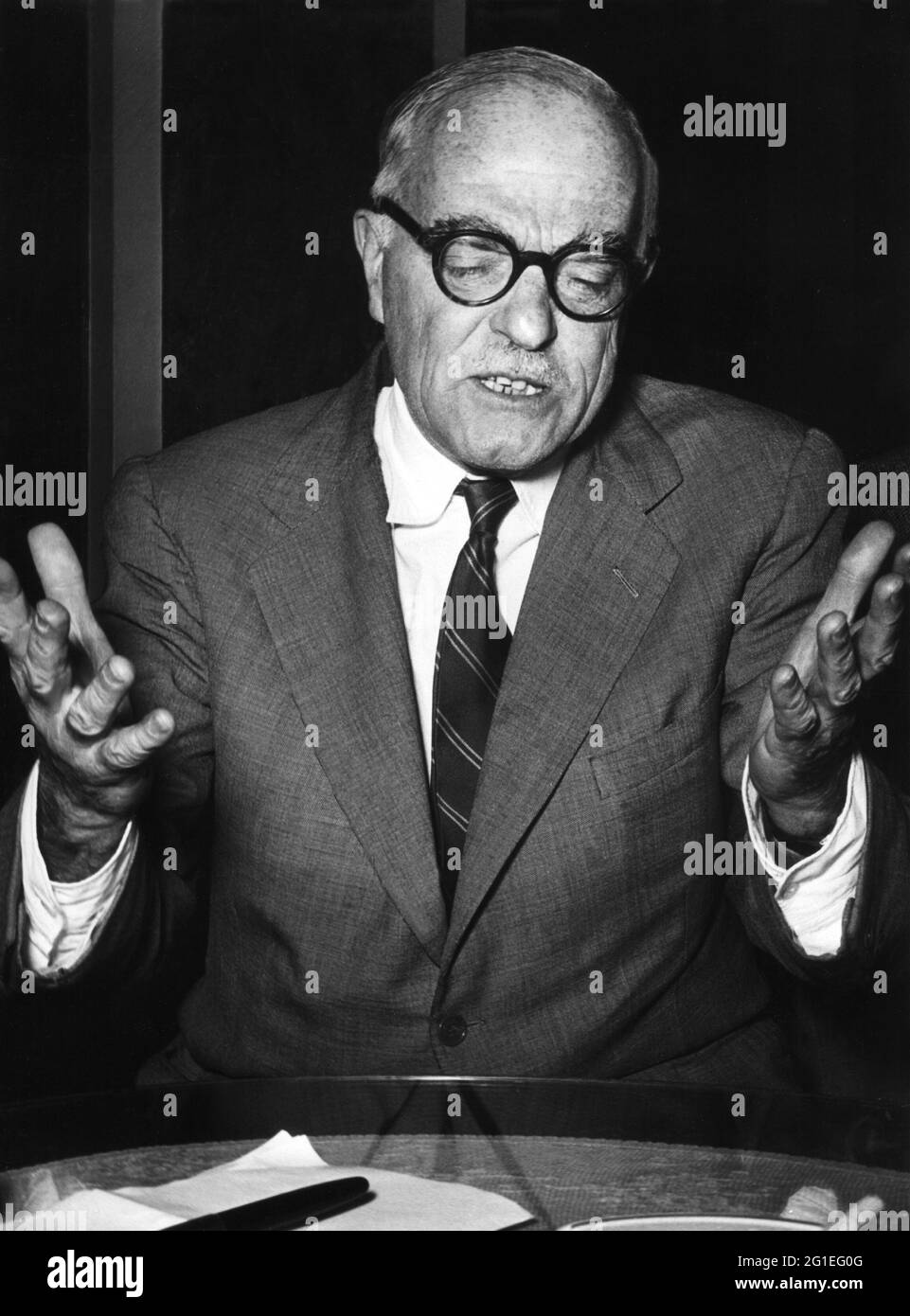 Wilder, Thornton, 17.4.1897 - 7.12.1975, escritor estadounidense, durante la entrevista, 1953, INFORMACIÓN-INFORMACIÓN-INFORMACIÓN-DERECHOS-ADICIONALES-NO-DISPONIBLES Foto de stock