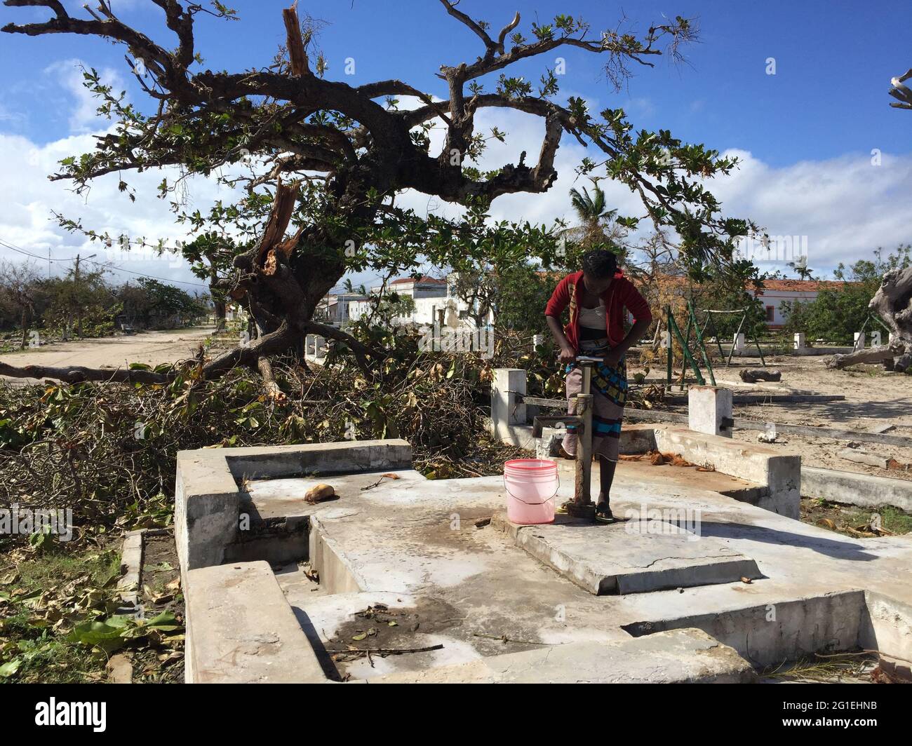 Casas dañadas y carreteras en la ciudad africana después del huracán Kenneth Foto de stock