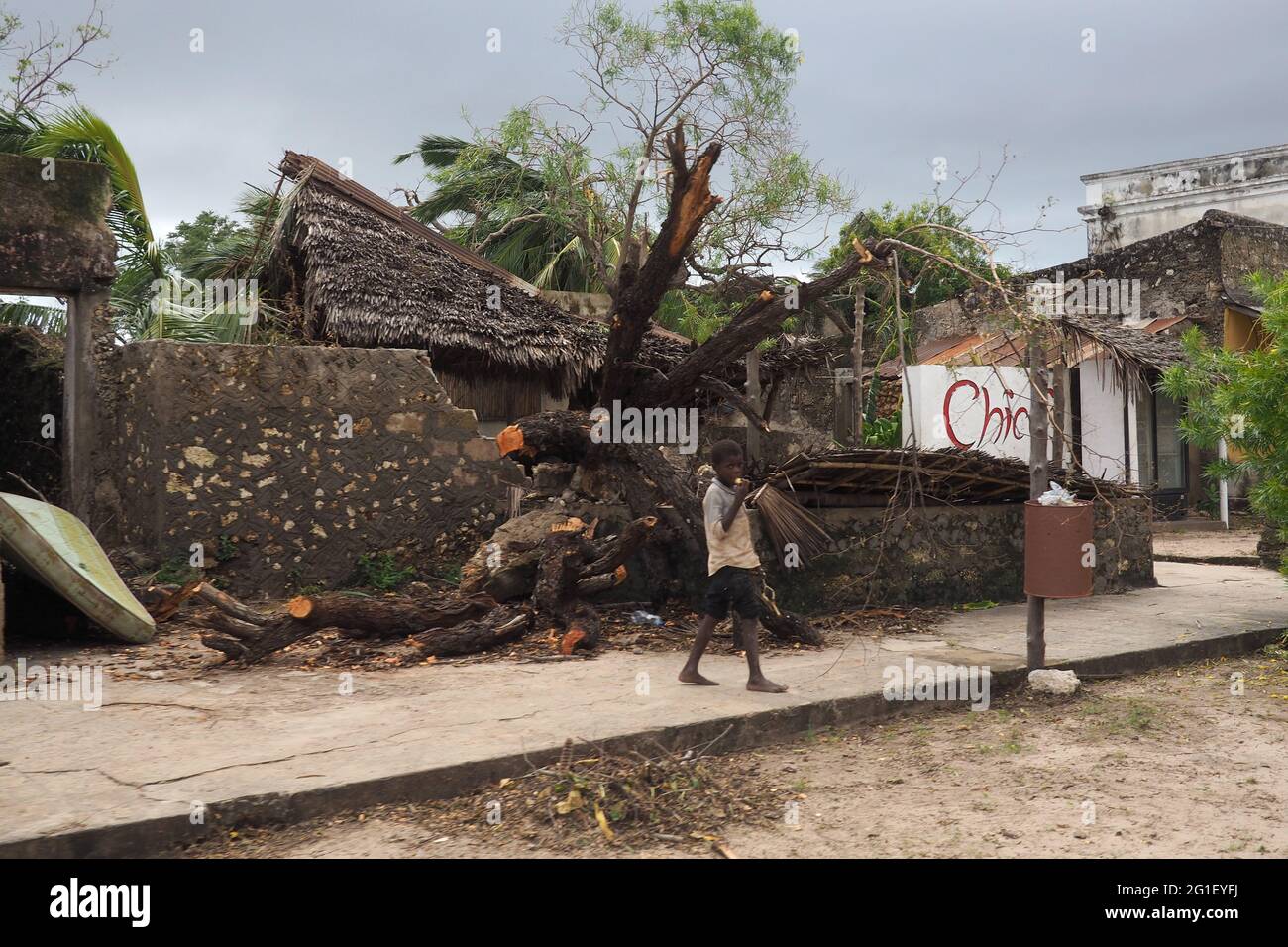 Viviendas y carreteras dañadas después de un ciclón en la pequeña ciudad africana de Pemba, Mozambique Foto de stock