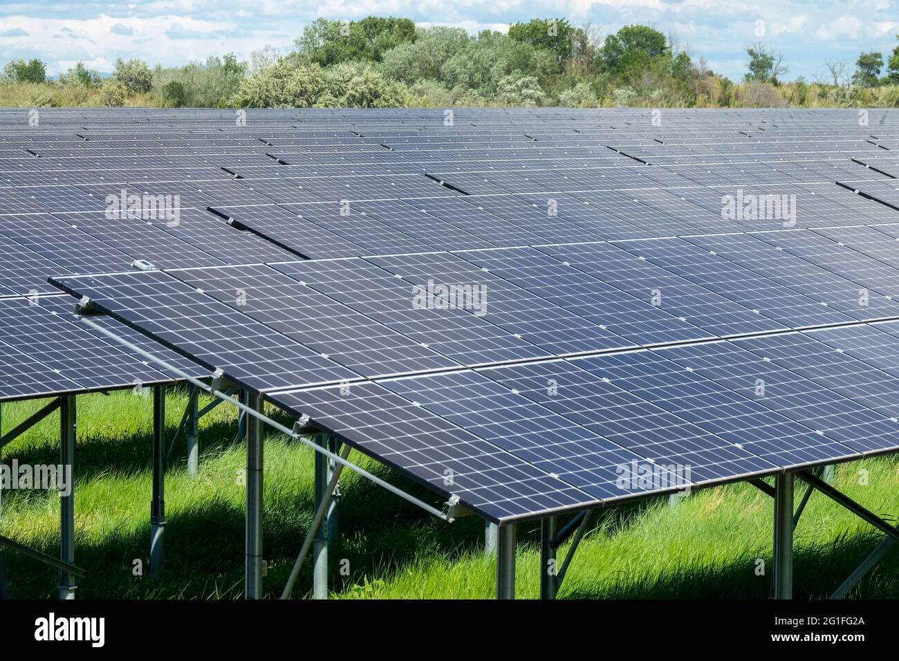 Granja de células solares, estación de energía de paneles solares, fondo de electricidad ecológica y renovable Foto de stock