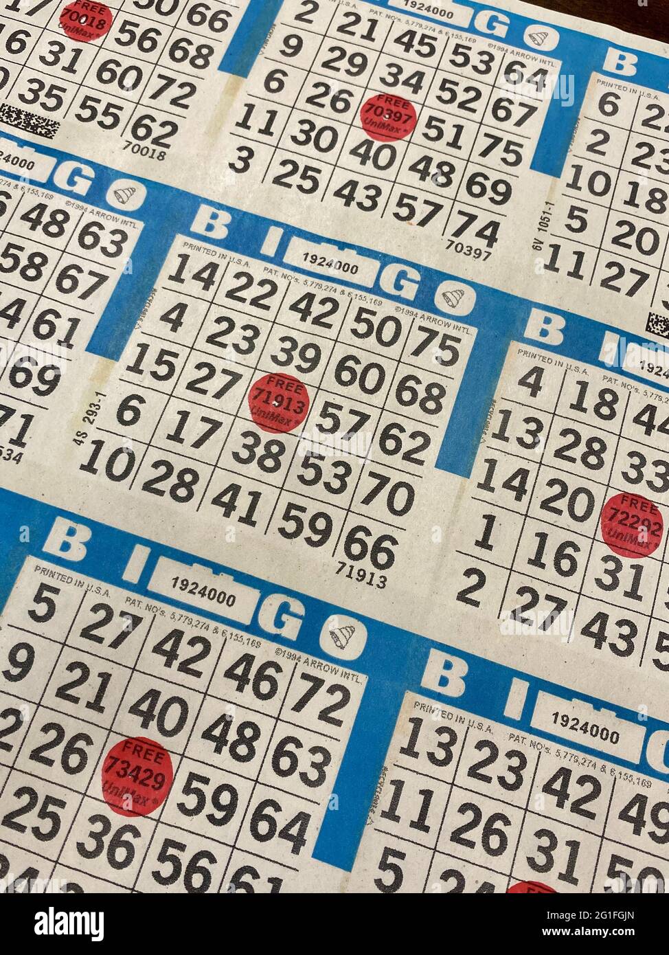 Tiro vertical de cartas de bingo con el arreglo numérico diferente  Fotografía de stock - Alamy