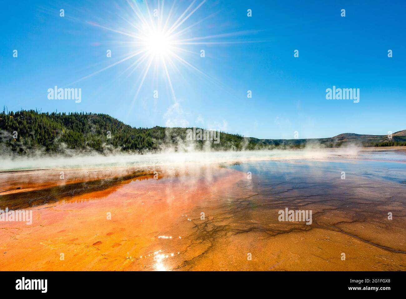 Manantial caliente con estrella del sol, depósitos minerales de colores, Grand Prismatic Spring, Midway Geyser Basin, Parque Nacional Yellowstone, Wyoming, EE.UU Foto de stock