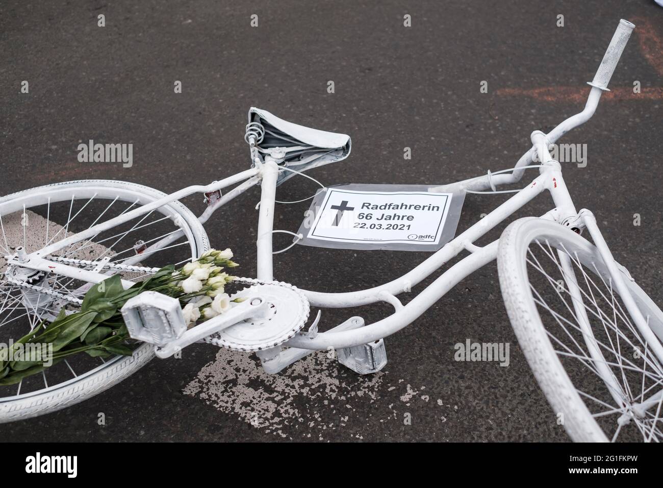 Accidente fatal de bicicleta fotografías e imágenes de alta resolución -  Alamy