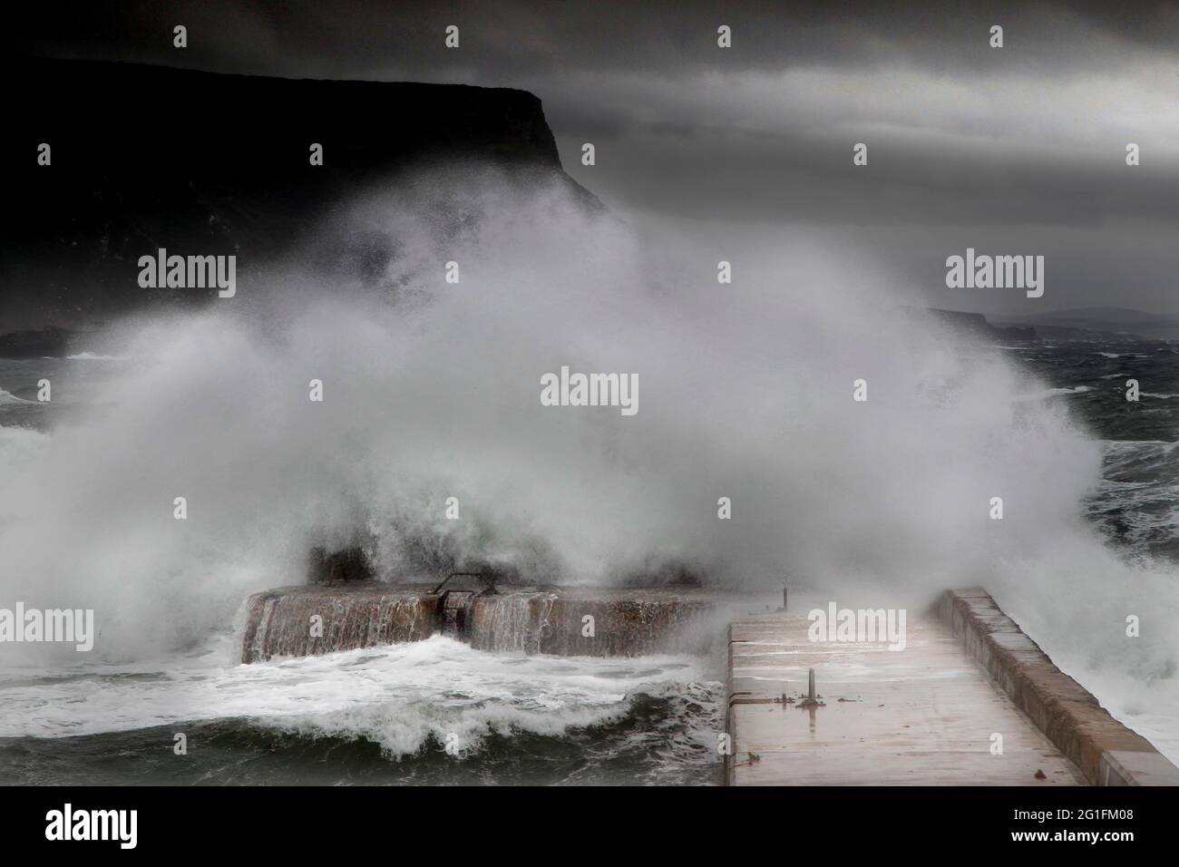 Rompeolas, olas, tormentas, muro del puerto, muelle, Cielo gris, Mar del Norte, costa, pueblo escocés, pueblo pesquero, Crovie, Aberdeenshire, Highlands Foto de stock