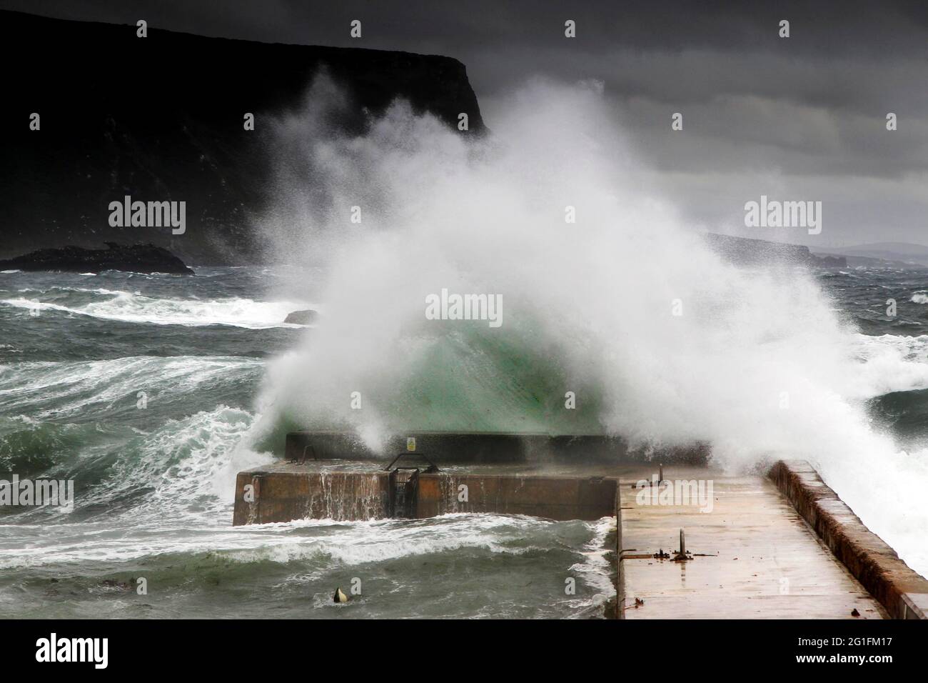 Rompeolas, olas, tormentas, muro del puerto, muelle, Cielo gris, Mar del Norte, costa, pueblo escocés, pueblo pesquero, Crovie, Aberdeenshire, Highlands Foto de stock