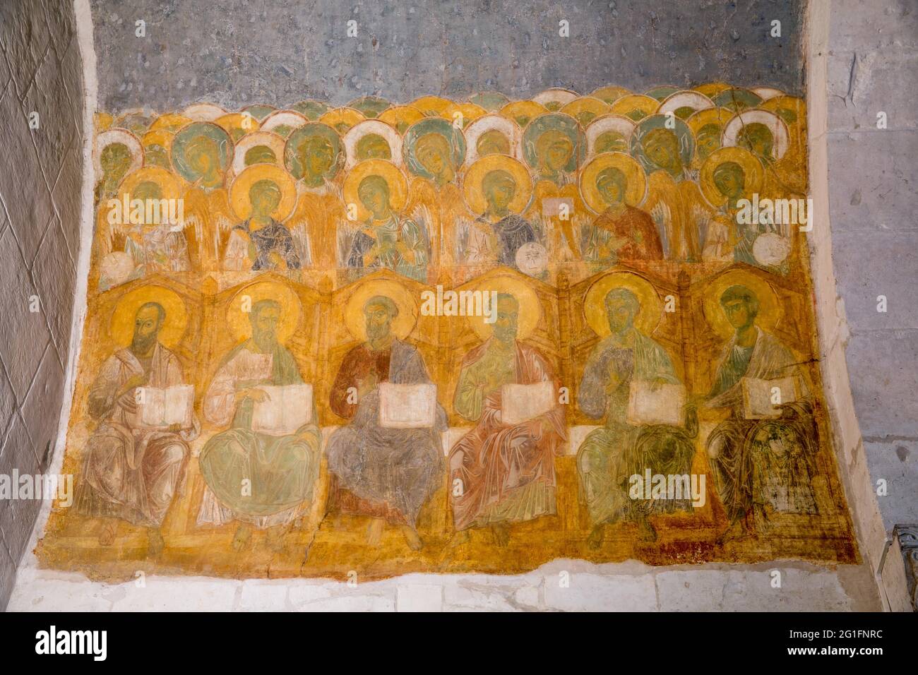 Un fresco de la Catedral de Dmitrievsky en Vladimir (la parte norte del arco), los apóstoles son representados: Pablo, Mateo, Marcos, Simón, Santiago Foto de stock