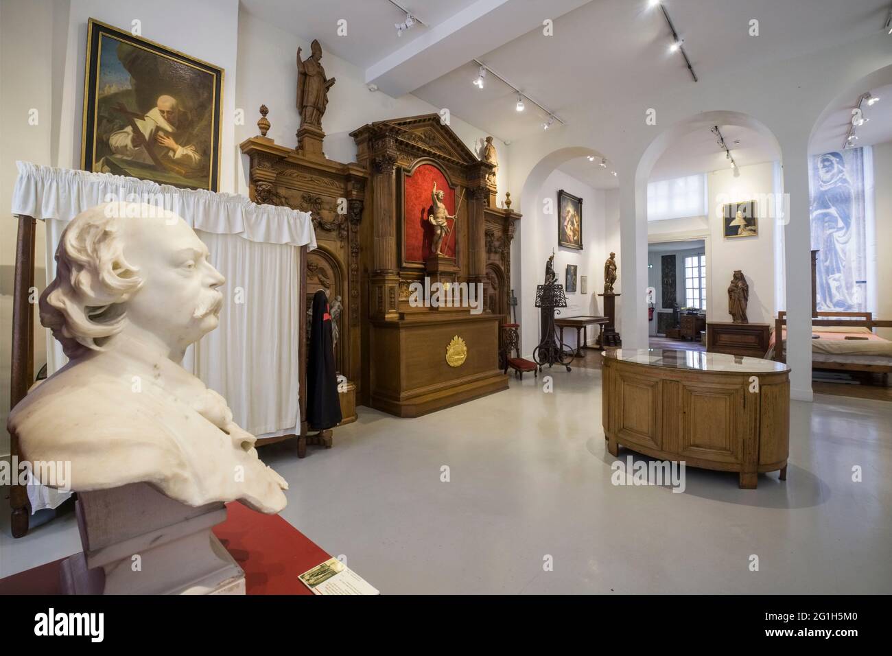 Rouen (norte de Francia): Museo Flaubert y Museo de Historia Médica. La antigua sala de billar con un busto de mármol de Gustave Flaubert esculpido por Lepo Foto de stock