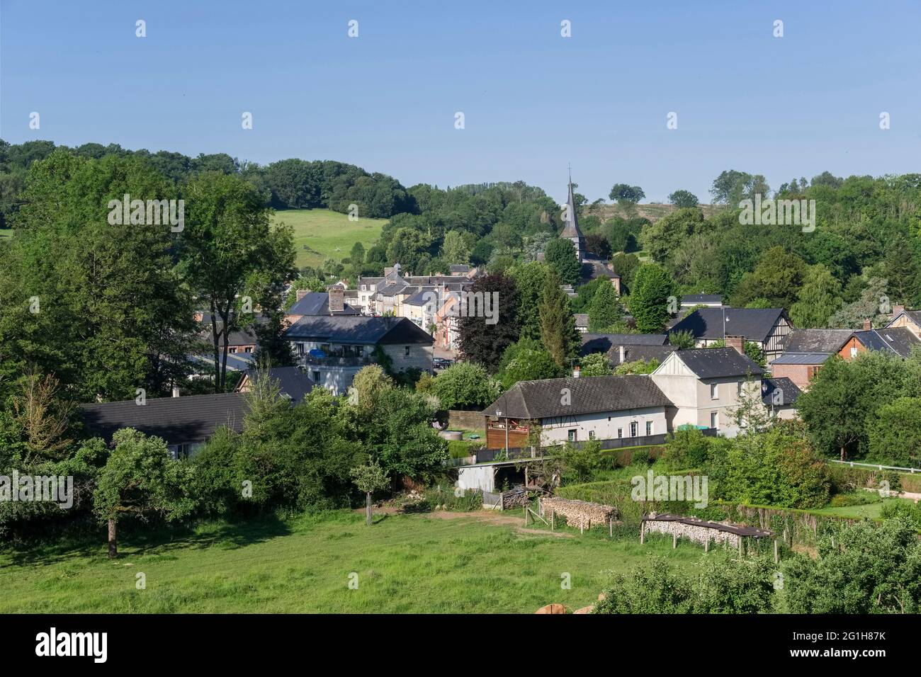 Ry (norte de Francia): vista general del pueblo en el Valle de Crevon. Ry es famoso gracias a Flaubert y su famosa novela Madame Bovary. Gustave Fla Foto de stock