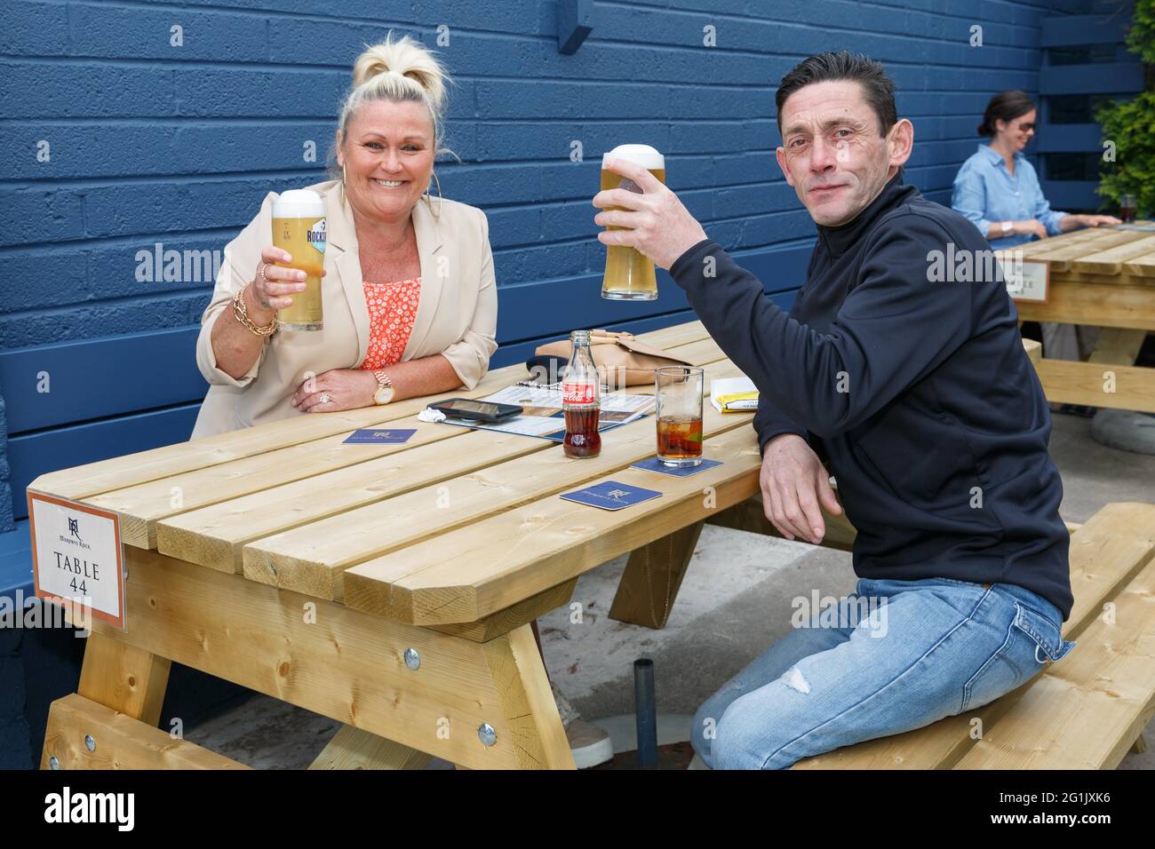 Cork, Irlanda. 7th de junio de 2021. Murphys Rock Bar and Restaurant reabre, Cork, Irlanda. Pictured (LToR) Jenny y Mark Hackett disfrutan de una copa en el bar y restaurante Murphys Rock. Murphys Rock Bar and Restaurant reabrió hoy a las 12 pm para sentarse por primera vez este año debido a la pandemia de Covid-19. El bar, que había operado un servicio de comida para llevar, está abierto para que el público se siente al aire libre y disfrute de la comida y bebida de los bares, que muchos lugareños han perdido durante la pandemia. Crédito: Damian Coleman/Alamy Live News Foto de stock