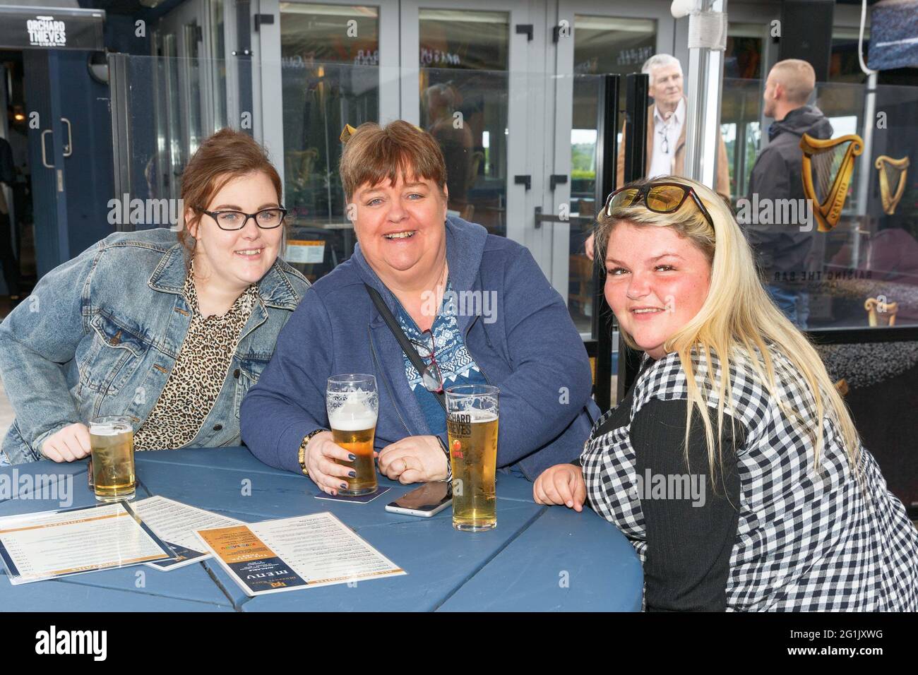 Cork, Irlanda. 7th de junio de 2021. Murphys Rock Bar and Restaurant reabre, Cork, Irlanda. En la foto (LToR) están Laura y Trish Purcell y Nicole Woods disfrutando de una bebida en el Murphys Rock Bar and Restaurant. Murphys Rock Bar and Restaurant reabrió hoy a las 12 pm para sentarse por primera vez este año debido a la pandemia de Covid-19. El bar, que había operado un servicio de comida para llevar, está abierto para que el público se siente al aire libre y disfrute de la comida y bebida de los bares, que muchos lugareños han perdido durante la pandemia. Crédito: Damian Coleman/Alamy Live News Foto de stock