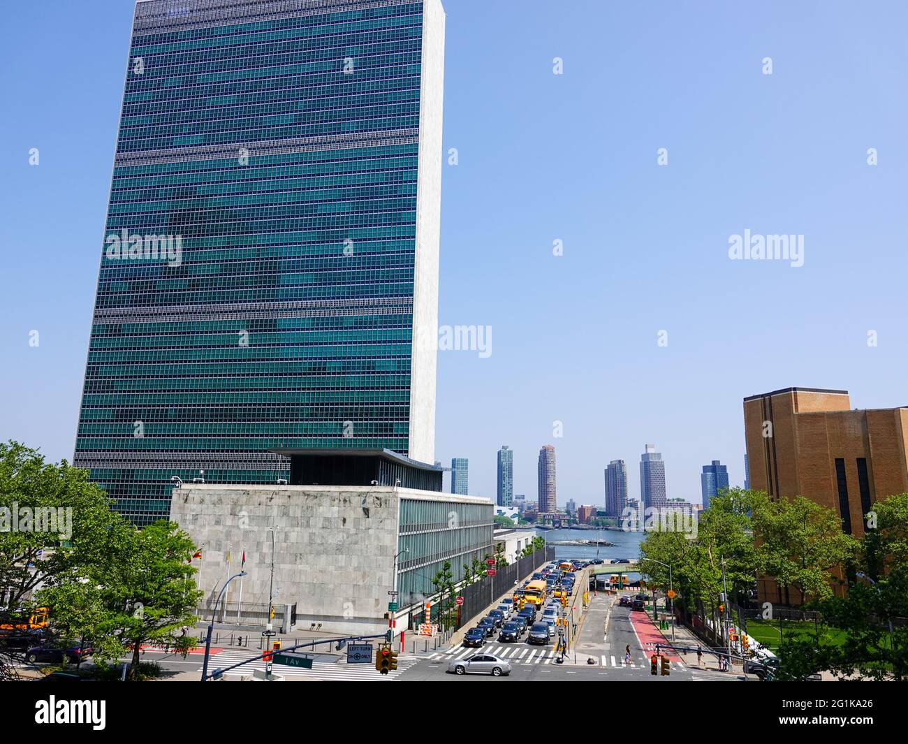 Vista del complejo de edificios de las Naciones Unidas, el río East y el horizonte de Brooklyn, Nueva York, NY, EE.UU Foto de stock