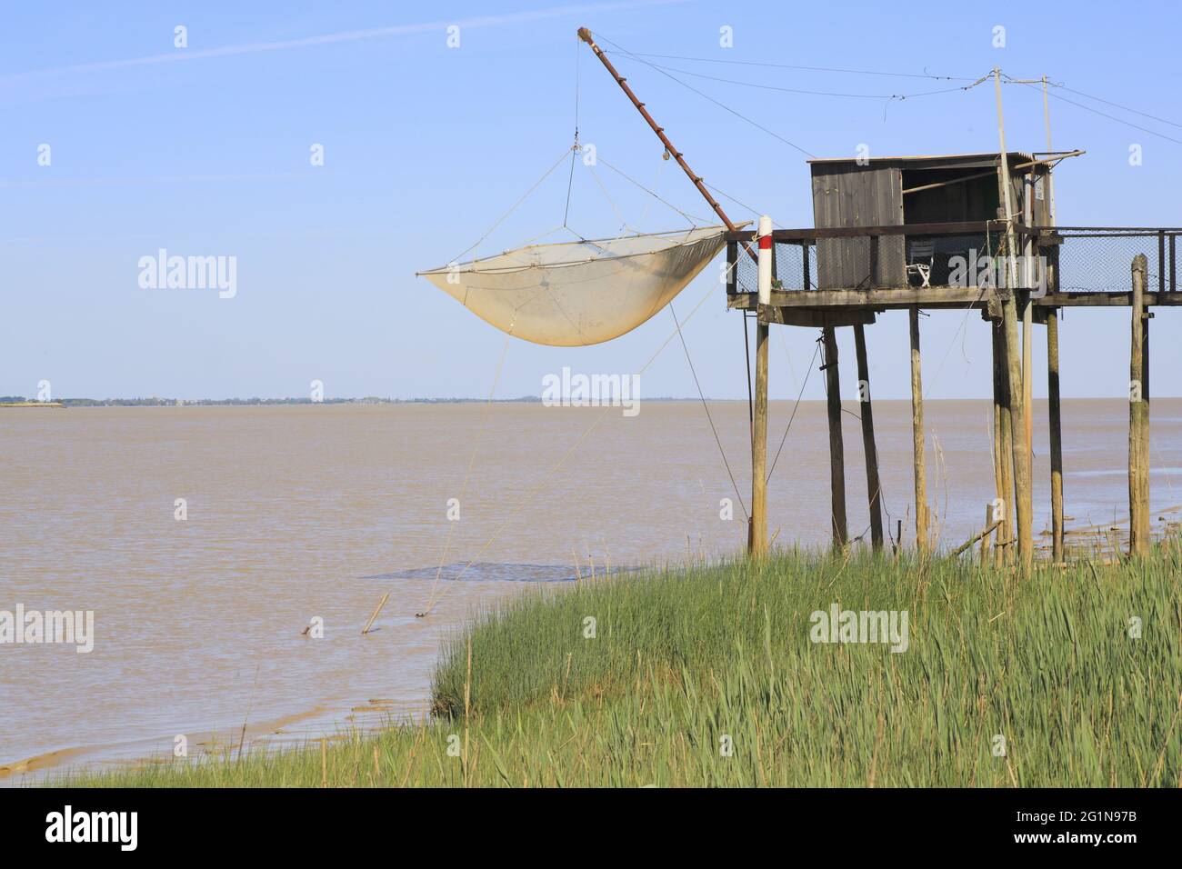 Francia, Gironda, estuario de Gironda, Saint-Androny, puerto de Belle-Etoile, carrelet (cabaña sobre pilotes con su red de pesca específica) Foto de stock