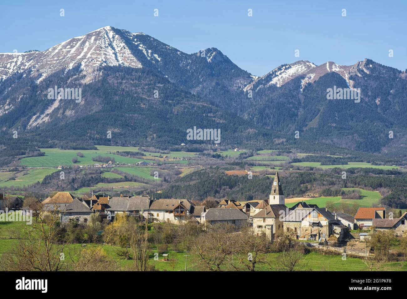 Francia, Isere, Trieves region, Alrededores de Mens, pueblo de Prebois a los pies del Mont Barral (alt : 1903m) Foto de stock