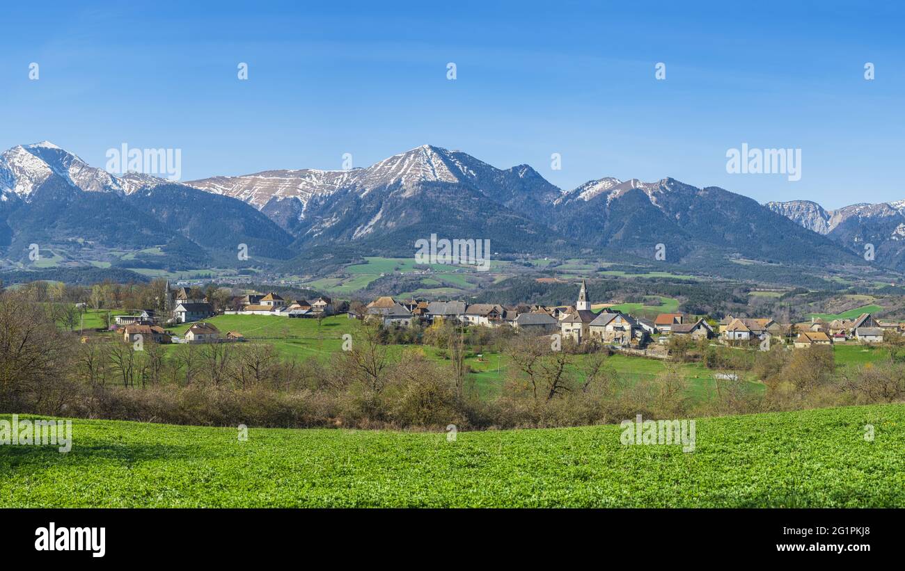 Francia, Isere, región de Trieves, alrededores de Mens, pueblo de Prebois a los pies del Mont Barral (alt : 1903m) y Le Jocou (2051m) Foto de stock