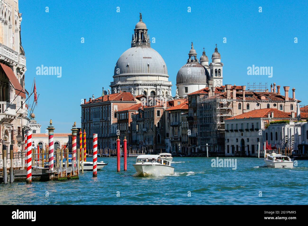 El Gran Canal en la ciudad de Venecia en el norte de Italia. Vista desde Ponte dell Accademia de las cúpulas de Santa Maria della Salute. La iglesia es un voti Foto de stock