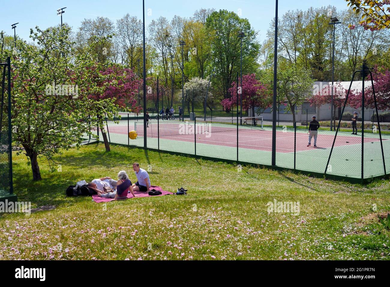 Francia, Val de Marne, Champigny sur Marne, parc du Tremblay, pista de tenis Foto de stock
