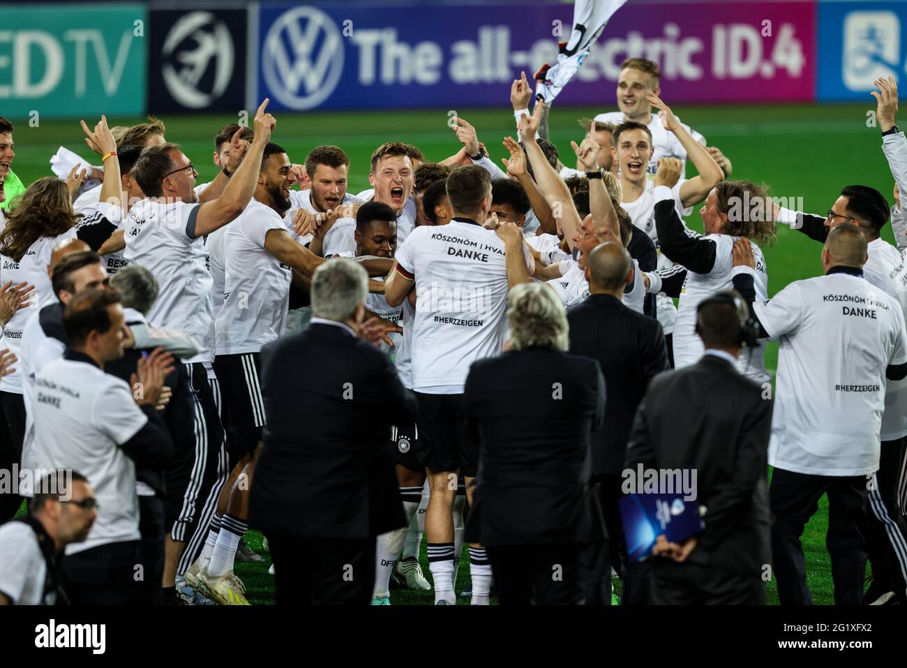LJUBLJANA, ESLOVENIA - 06 DE JUNIO: Los jugadores de Alemania celebran en la ceremonia del 