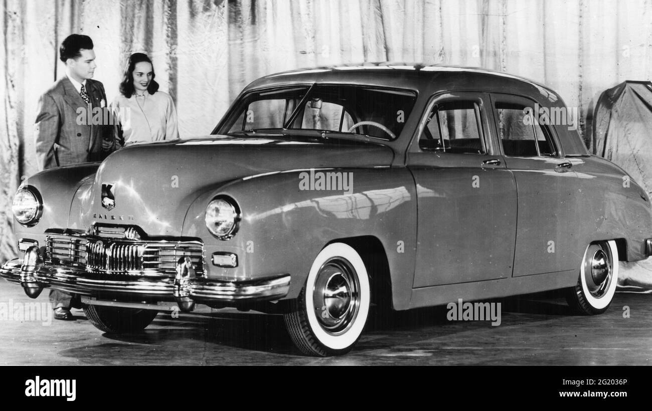 El Kaiser Special, el primer coche de Kaiser-Frazer Corporation, se lanzó para el año modelo 1947. El Especial era un sedán de cuatro puertas con un motor de 6 cilindros y fue el primer automóvil estadounidense de bajo precio en tener tracción delantera, Willow Run, MI, 1947. (Foto de Kaiser-Frazer Corporation/RBM Vintage Images) Foto de stock