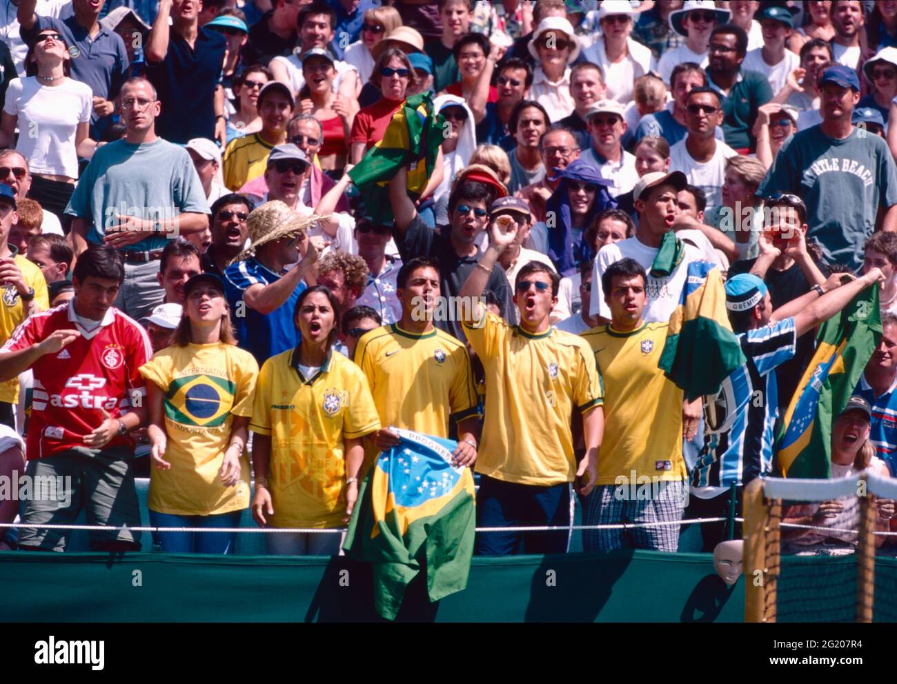 Seguidores brasileños del equipo de tenis viendo el partido, 2000s Foto de stock