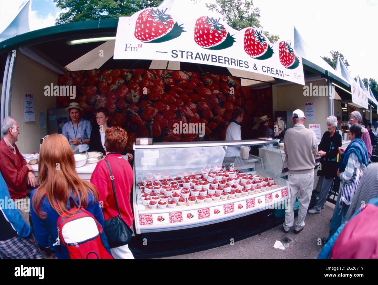 Fresas y camioneta de comida de la calle, 2000 Foto de stock