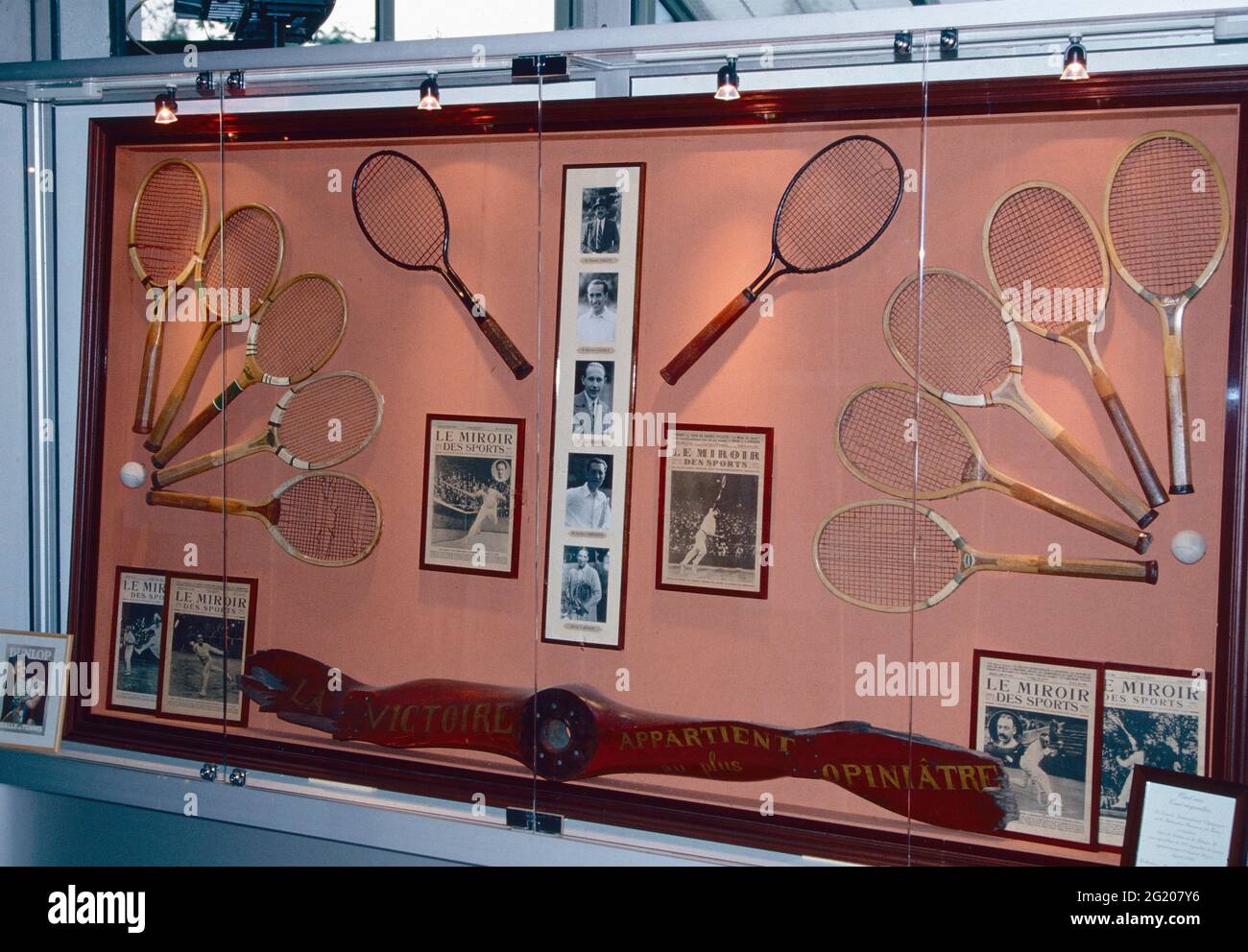 Colección de raquetas de tenis de madera de los antiguos campeones, Roland Garros, Francia 1991 Foto de stock