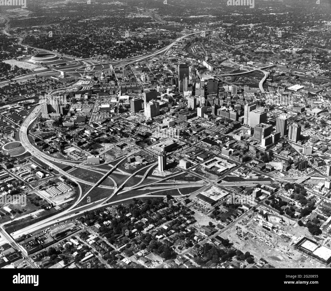 Esta vista aérea del centro de Atlanta, GA muestra en la parte superior izquierda el estadio de Atlanta de $18 millones, sede de los Bravos de la Liga Nacional, Falcons de la Liga Nacional de Fútbol y los Jefes de la Liga Profesional de Fútbol, Atlanta, GA, alrededor de 1966. (Foto de la Agencia de Información de los Estados Unidos/RBM Vintage Images) Foto de stock