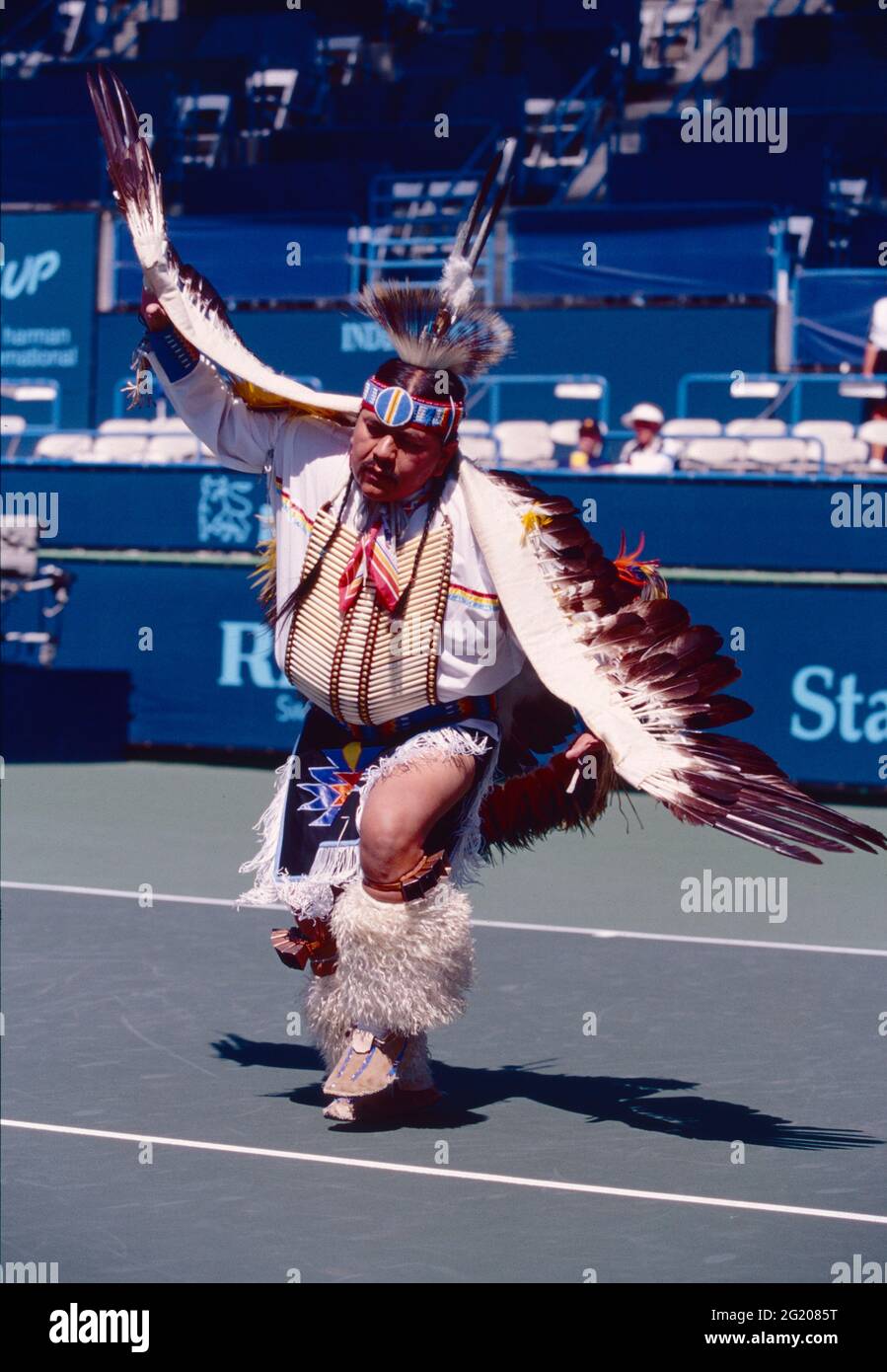 Espectáculo de danza nativa americana en el torneo de tenis, US Open 1993 Foto de stock